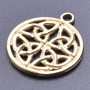 Vue macro d'un pendentif rond doré avec nœud celtique ajouré et détails en métal texturé
