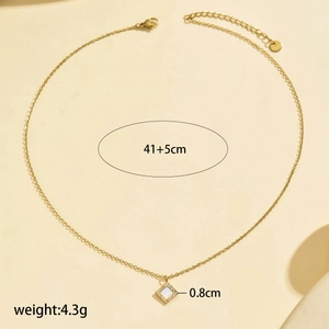 Goldene Halskette mit quadratischem Anhänger, 41+5cm Kettenlänge und 4,3g Gewicht im Detail
