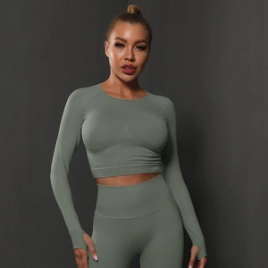 Détail du crop top de yoga sans couture vert sauge avec poignets à passant pour le pouce