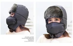 Détail du chapeau Ushanka d'hiver gris foncé avec masque amovible et doublure en fausse fourrure