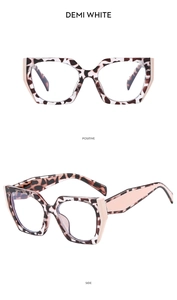 Makro-Detail der Cat-Eye TR90 Brille in Demi-Weiß Schildpatt mit rosa Farbakzenten