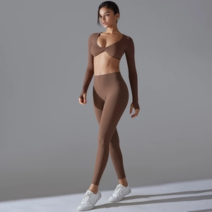 Nahaufnahme von braunem Langarm-Yoga-Top mit Daumenlöchern und High-Waist-Fitness-Leggings