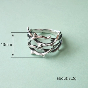 Anello punk a spina d'argento con design cavo irregolare, altezza 13mm e peso 3,2g