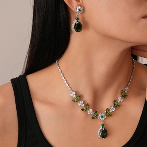 Elegantes Vintage-Schmuckset aus Silber mit grünen Wassertropfensteinen und Zirkonia-Blüten
