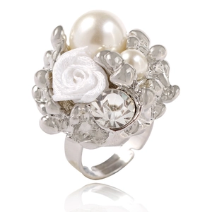 Détail de la rose en tissu et des perles blanches sur la bague argentée ajustable