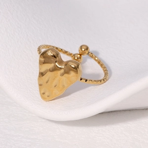 Anello cuore minimalista in acciaio inossidabile placcato oro 18k con finitura martellata e aperto