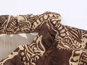Detail van bruine en beige bohemian geprinte chiffon stof met ruches en fijne stiksels