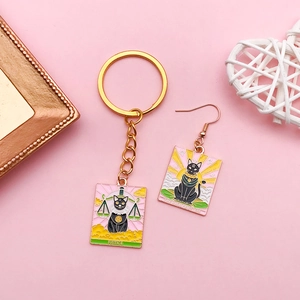 Tarot-Anhänger Set mit schwarzer Katze und Justice-Motiv aus Goldmetall und Emaille
