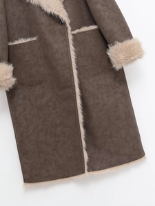 Détail d'un manteau long en daim marron avec garniture en fausse fourrure et grandes poches