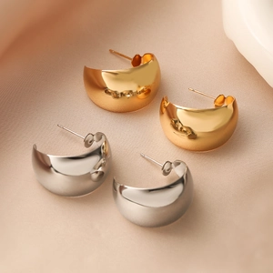 Boucles d'oreilles créoles en C polies or 18K et argent sur fond de soie élégant