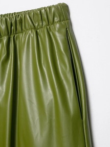Detail einer grünen PU-Lederhose mit elastischem Bund und seitlicher Tasche