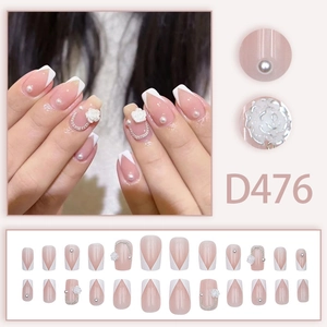 Faux ongles français avec fleurs 3D, perles et chaînes argentées en rose poudré