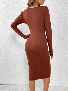 Vestido largo marrón de punto acanalado con corte en la cintura y manga larga para mujer