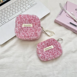 Set di borsa e portamonete in finta pelliccia leopardata rosa con texture soffice