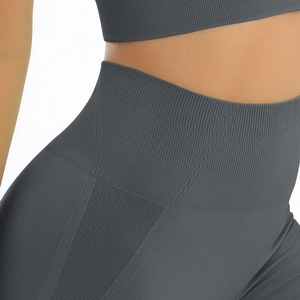 Détail macro de la taille haute côtelée et des mailles en nid d'abeille du short de yoga