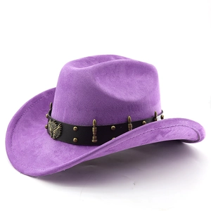 Dettaglio cappello cowboy viola scamosciato con emblema aquila bronzo e borchie metalliche