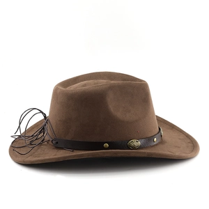 Dettaglio del cappello da cowboy marrone con cinturino in pelle borchiata e fibbia vintage