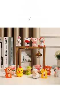 Vue détaillée de 12 figurines de zodiaque colorées sur un cadre photo en bois rustique