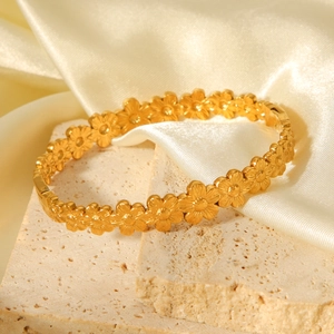 Detailed close-up of 18K gold-plated flower bangle featuring elegant daisy floral pattern