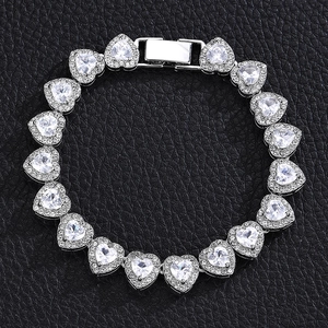 Dettaglio di un bracciale a catena a cuore in argento con zirconi e pavé di diamanti
