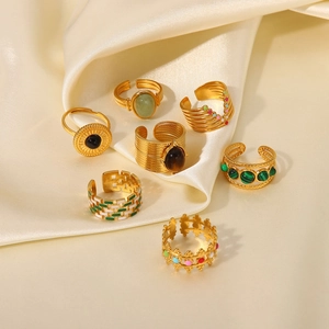 Anelli vintage francesi placcati oro con turchese e onice su seta color champagne