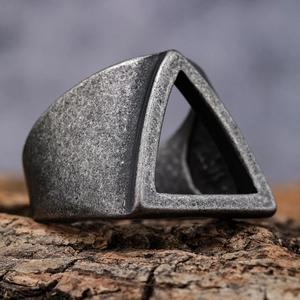 Vue macro d'une bague vintage en acier inoxydable avec motif triangle évidé