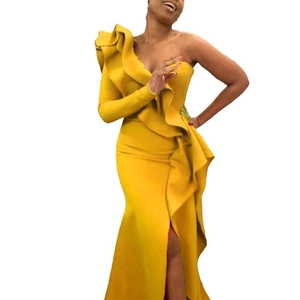 Detail des eleganten One-Shoulder-Rüschendesigns und der Taillierung am gelben Kleid