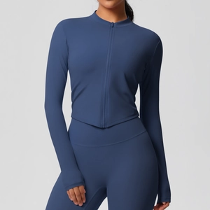 Détail de la veste de yoga bleu foncé avec passe-pouces et fermeture éclair montante