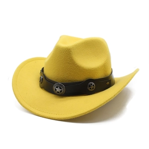 Détail du chapeau de cowboy jaune en feutre avec bande en cuir et étoiles argentées