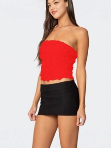 Rotes 3D-Blumen-Bandeau-Top und schwarzer Minirock für einen stylischen Sommer 2025