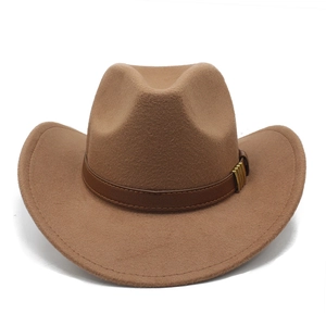 Détail d'un chapeau de cowboy en feutre camel avec ruban en cuir brun et boucle dorée