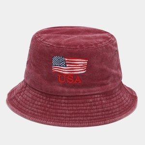 Détail d'un bob bordeaux délavé avec drapeau américain et broderie USA vintage