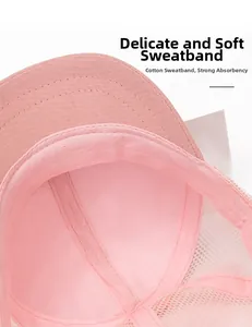 Dettaglio del cappellino rosa in mesh con fascia tergisudore in cotone e cuciture