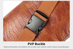 Détail d'une boucle PVP noire sur le sac de poitrine en cuir marron à texture crocodile