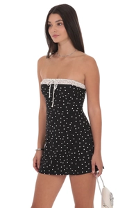 Détail de la robe bustier à pois avec bordure en dentelle blanche et laçage frontal