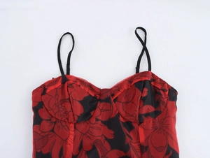 Détail de la robe en organza à fleurs avec fines bretelles et décolleté en V
