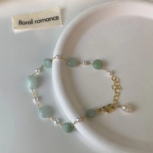 Bracciale in avventurina verde e perle con catena dorata regolabile e perla barocca