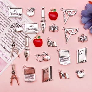 Sortiment an Lehrer-DIY-Anhängern mit Apfel- und Schulmotiven für Armbänder