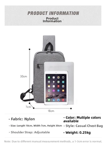 Wasserdichte Nylon-Brusttasche Maße 18x7x30cm gezeigt mit iPad zum Größenvergleich