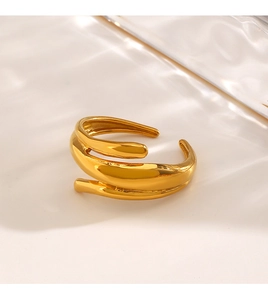Dettaglio dell'anello dorato multistrato lucido con design aperto e regolabile