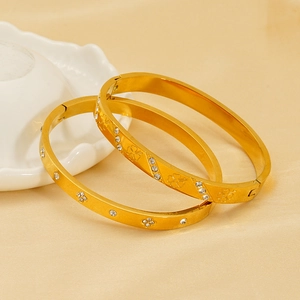 Luxurious 18k gold plated stainless steel clover bangle set with crystal accents