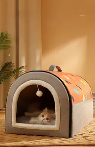 Dettaglio del grande tunnel per gatti con motivi arancioni e fodera in peluche grigio