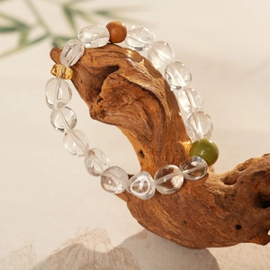 Détail de perles en cristal et bois de santal vert sur un bracelet de style Zen