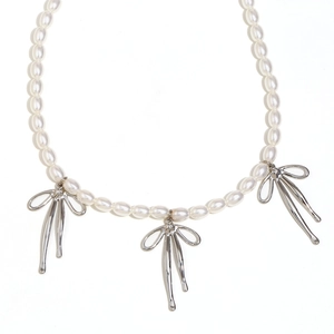 Collier élégant en perles blanches avec trois pendentifs nœuds en acier inoxydable poli