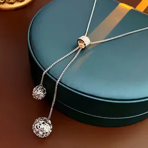 Collier réglable en acier titane avec sphères creuses et boucle coulissante diamantée