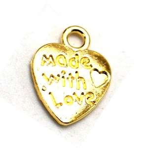 Vista macro de colgante de corazón dorado con grabado Made with Love para joyería DIY