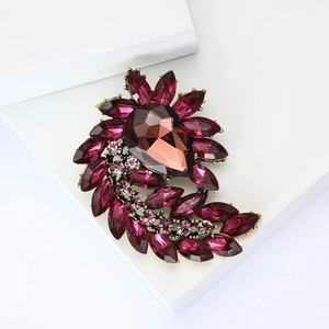 Vintage floral crystal brooch featuring pink rhinestones and gold alloy for suit decoration