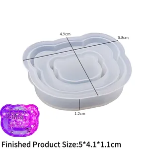 Vue macro du moule en silicone ours avec détail de pendentif en résine violette pailletée