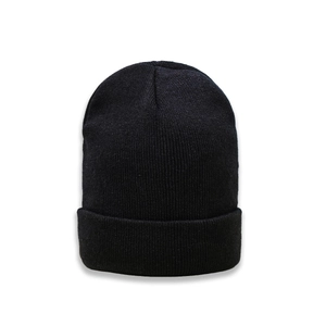 Vue détaillée du bonnet en maille côtelée noire avec design à revers élégant