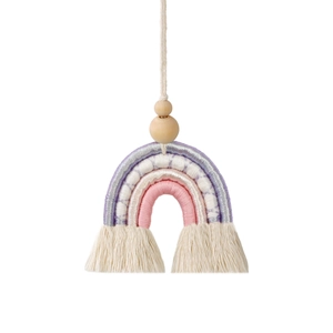 Détail d'un arc-en-ciel en macramé fait main pour voiture avec perles en bois